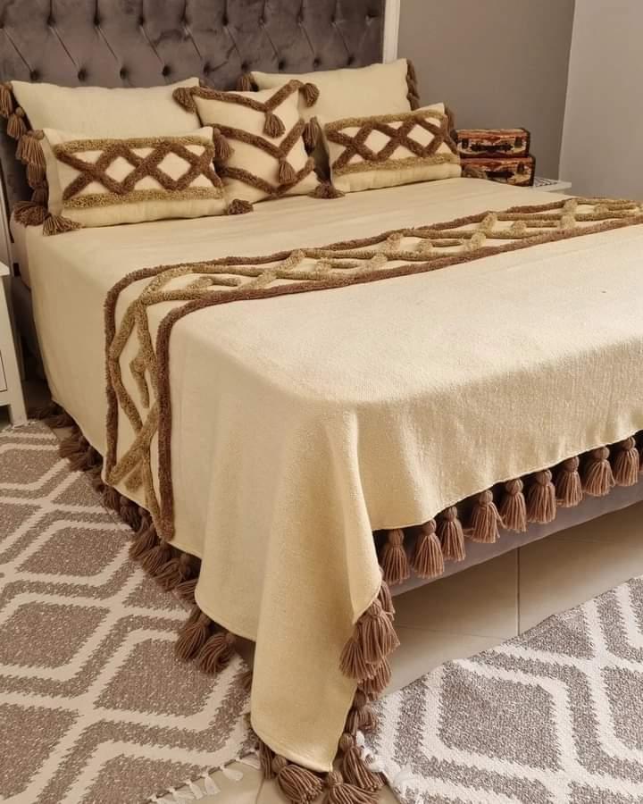 Vue 4 de Couvre lit Punch Needle